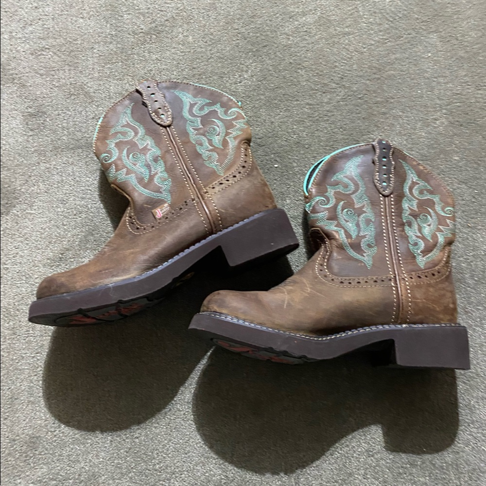JUSTIN BOOTS ONLY WORN 2 TIMES!
